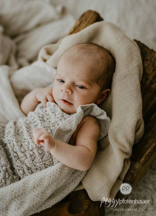 Baby liegt wach in Schale und schaut