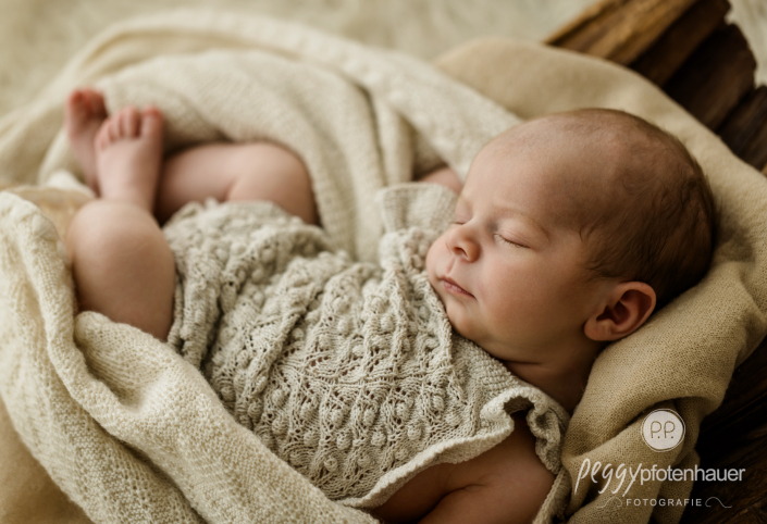 Baby liegt schlafend in Schale