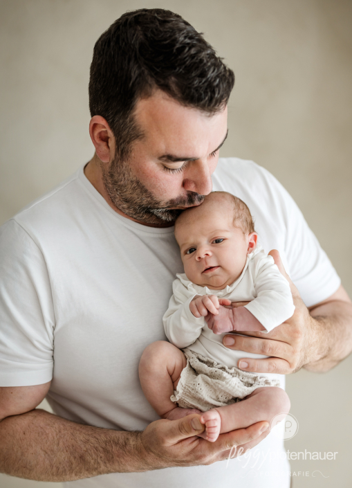 Papa küsst Baby auf Kopf