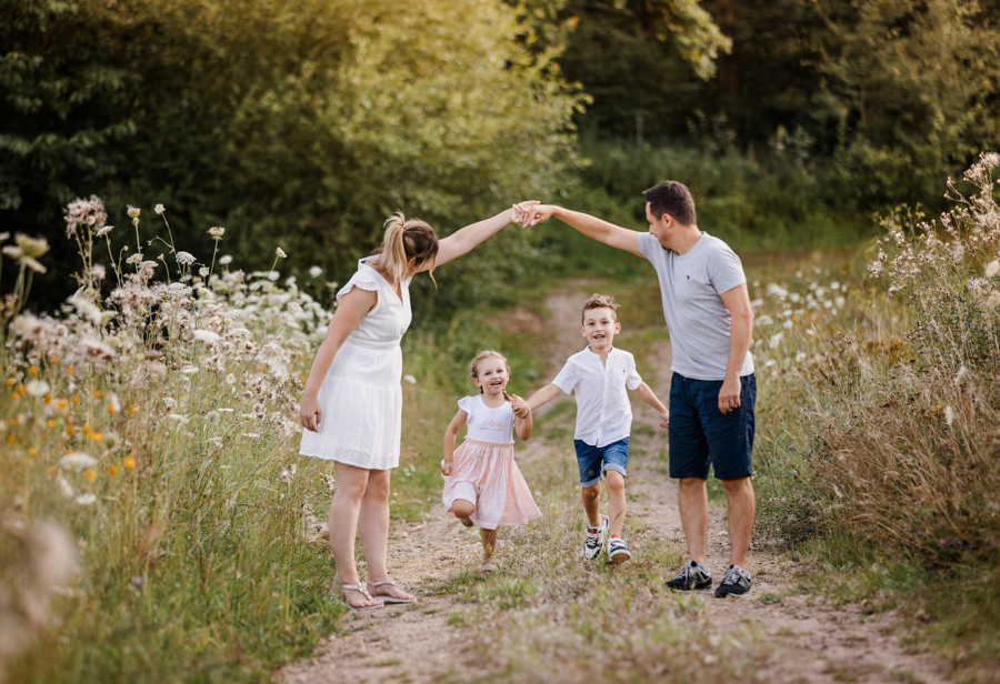 professionelle-familienfotos-nuernberg Familie spielt zusammen auf Wiesenweg in Nürnberg