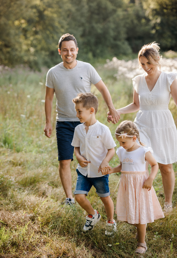 ungestellte-familienfotos-wuerzburg Familie rennt gemeinsam über Wiese in Würzburg und hat Spaß