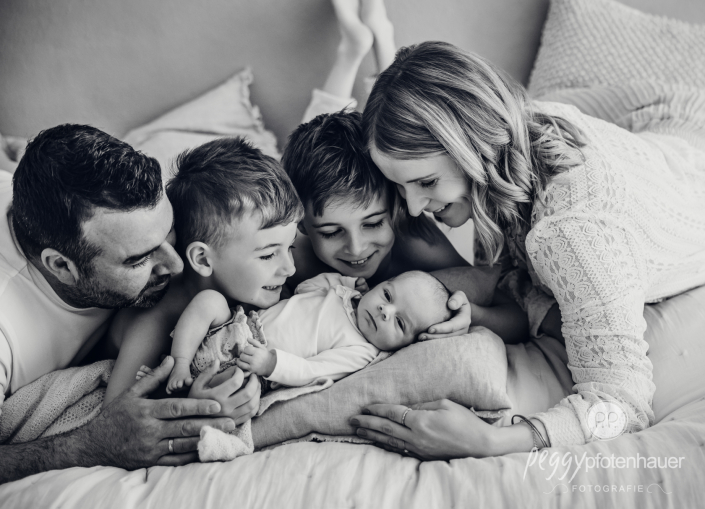 Familie ist eng beieinander und kuschelt