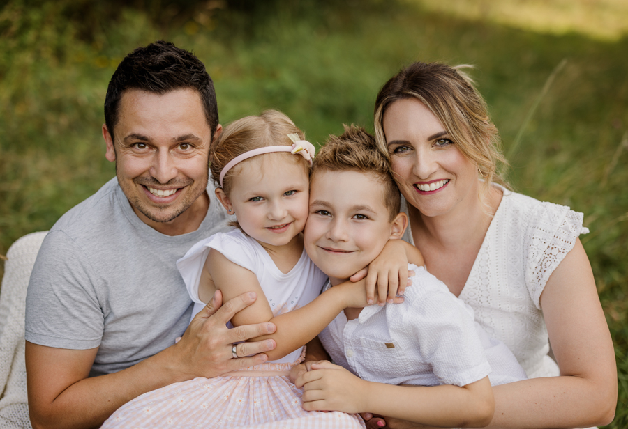 ungezwungene-familienportraits-erlangen Familie sitzt auf einer Wiese in Erlangen und ist eng beieinander