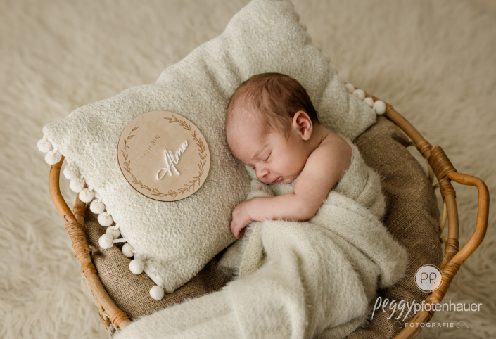 Neugeborenes schläft in Körbchen