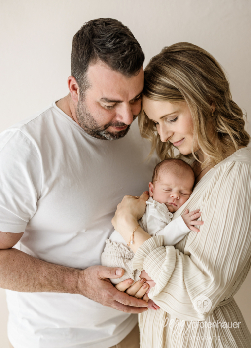 Eltern kuscheln mit Baby