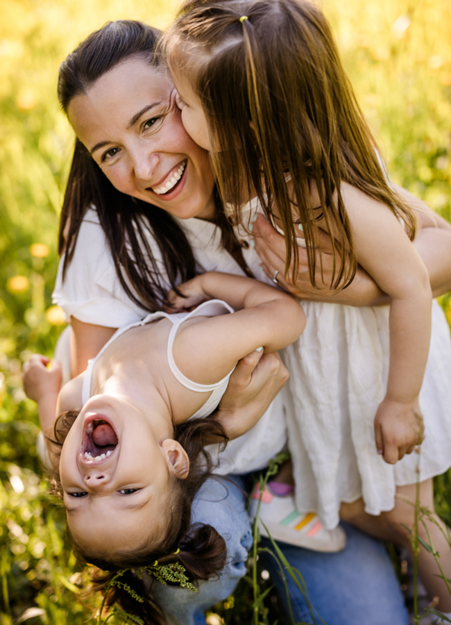 Familienfotoshooting-in-der-Natur-Erlangen Mama tobt mit Kindern in Wiese und alle lachen