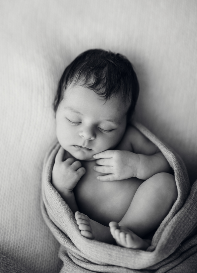 Newborn liegt auf Decke und schläft